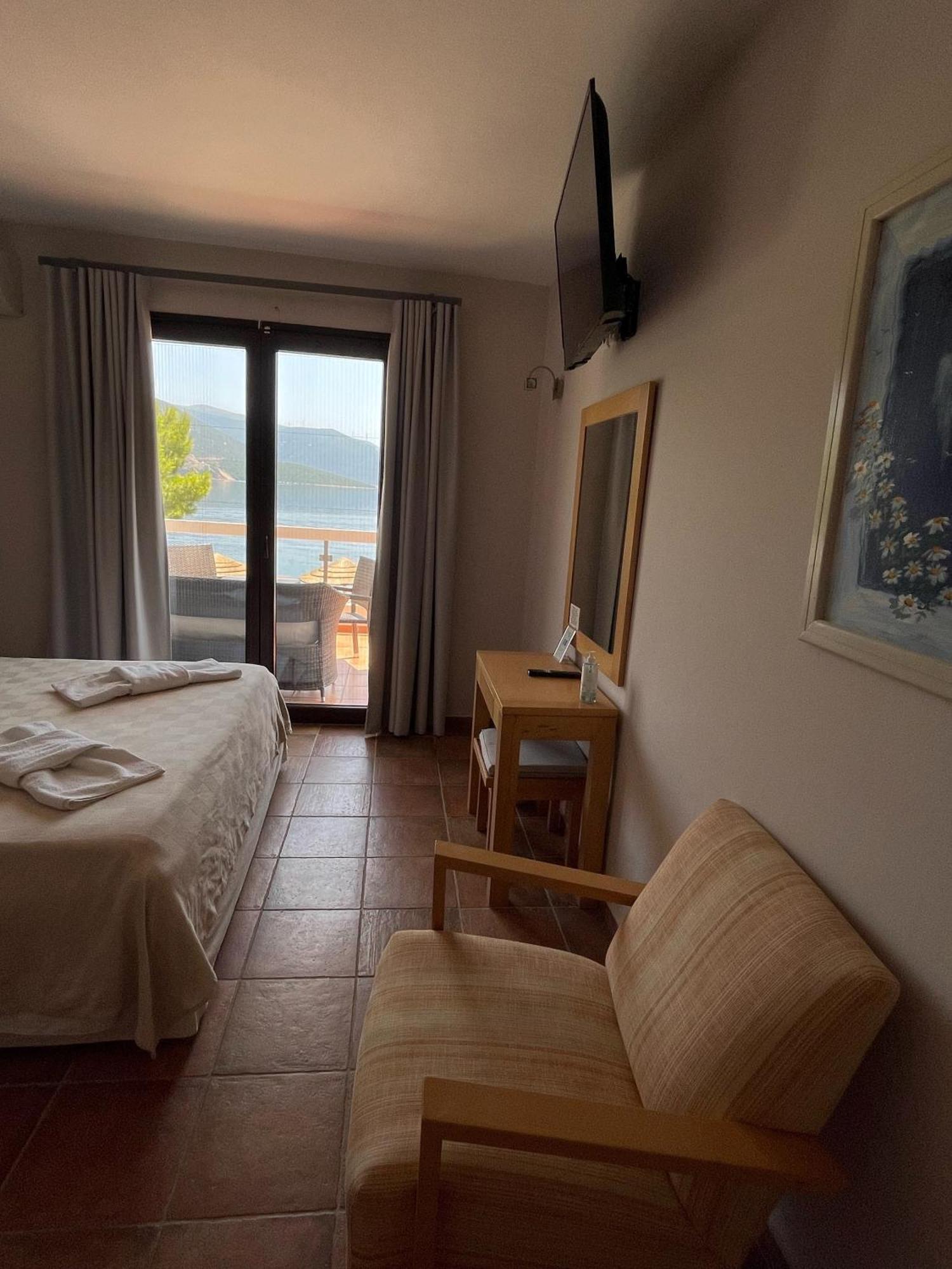 Trizonia Bay Hotel Exterior photo